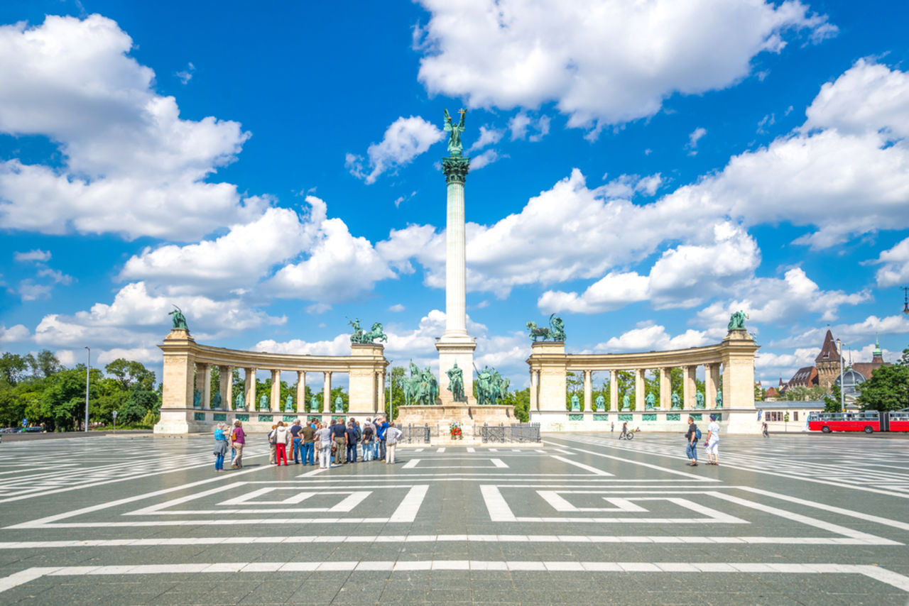 Heldenplatz mit Besuchern in Budapest, Ungarn